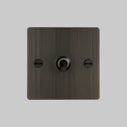 Interrupteur à bascule intermédiaire Buster + Punch 1G, bronze fumé