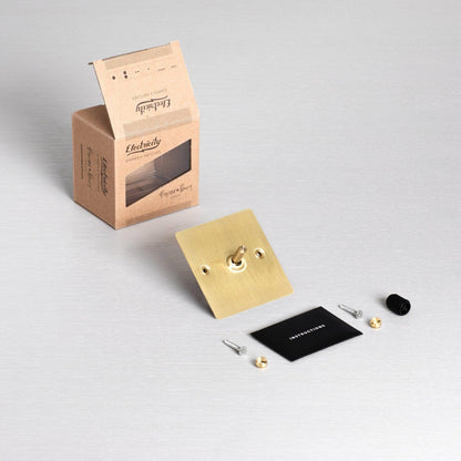 Interrupteur à bascule intermédiaire Buster + Punch en laiton