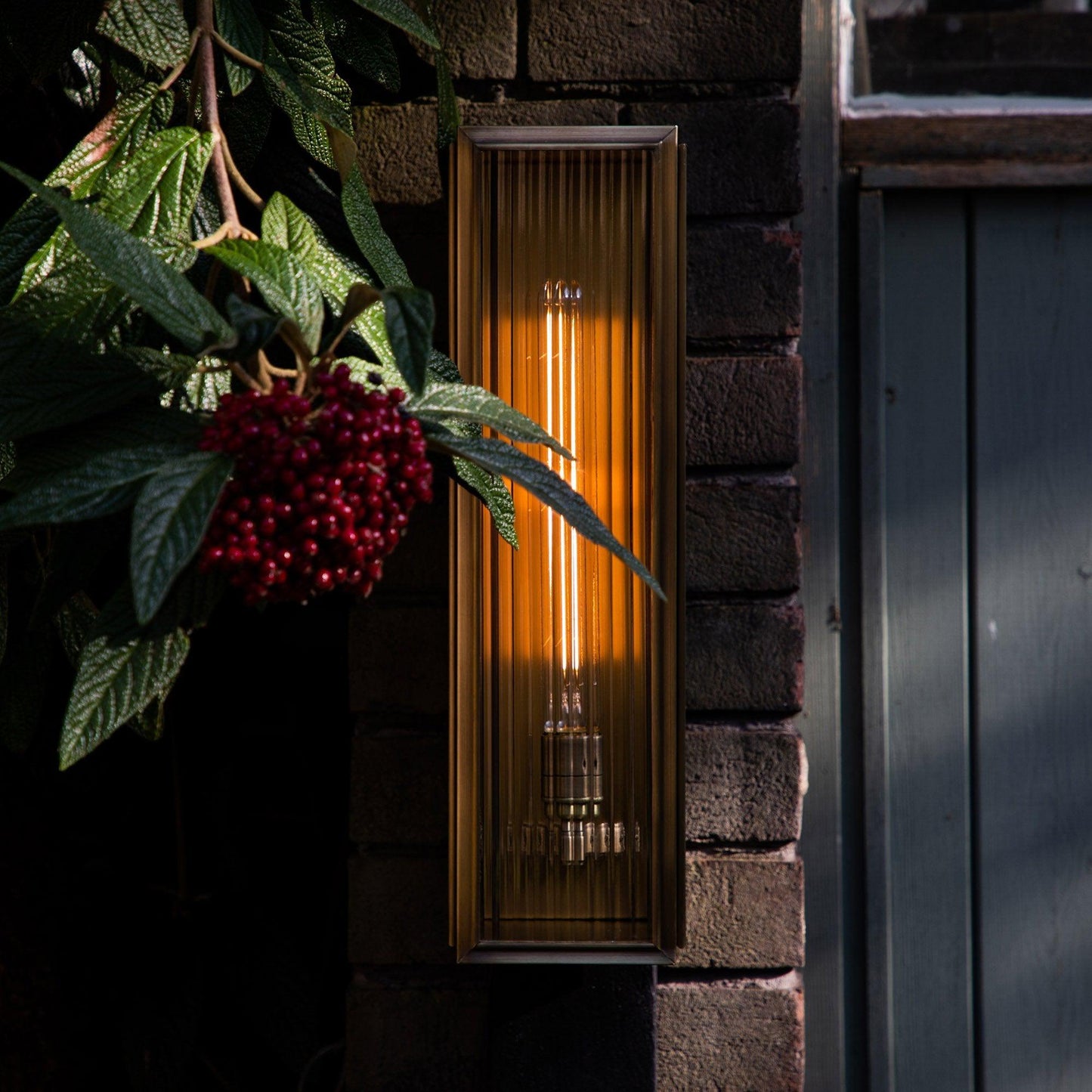 Applique murale lanterne en frêne J. Adams &amp; Co