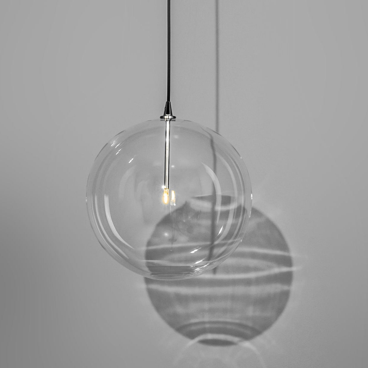 Suspension globe en verre Schwung