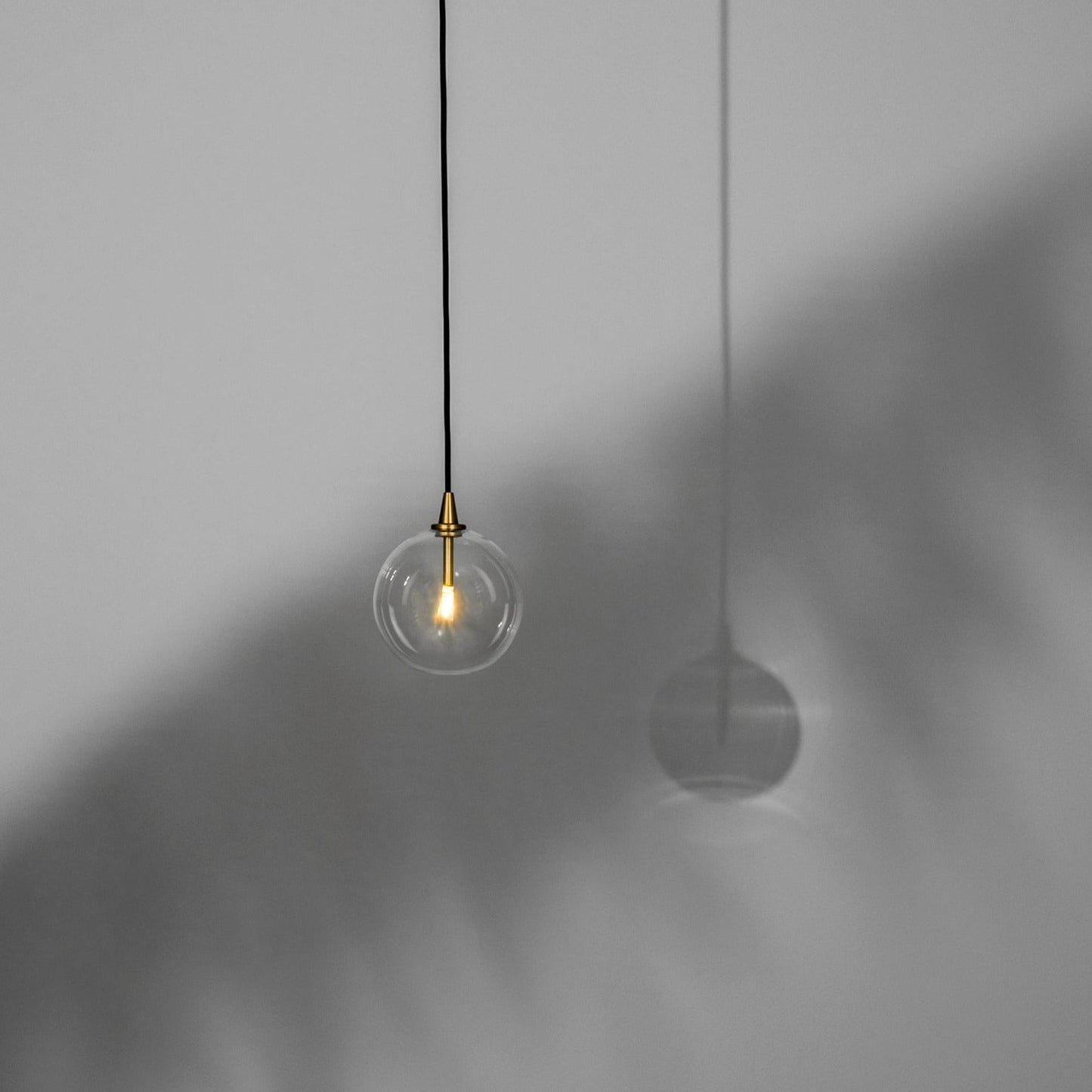 Suspension globe en verre Schwung