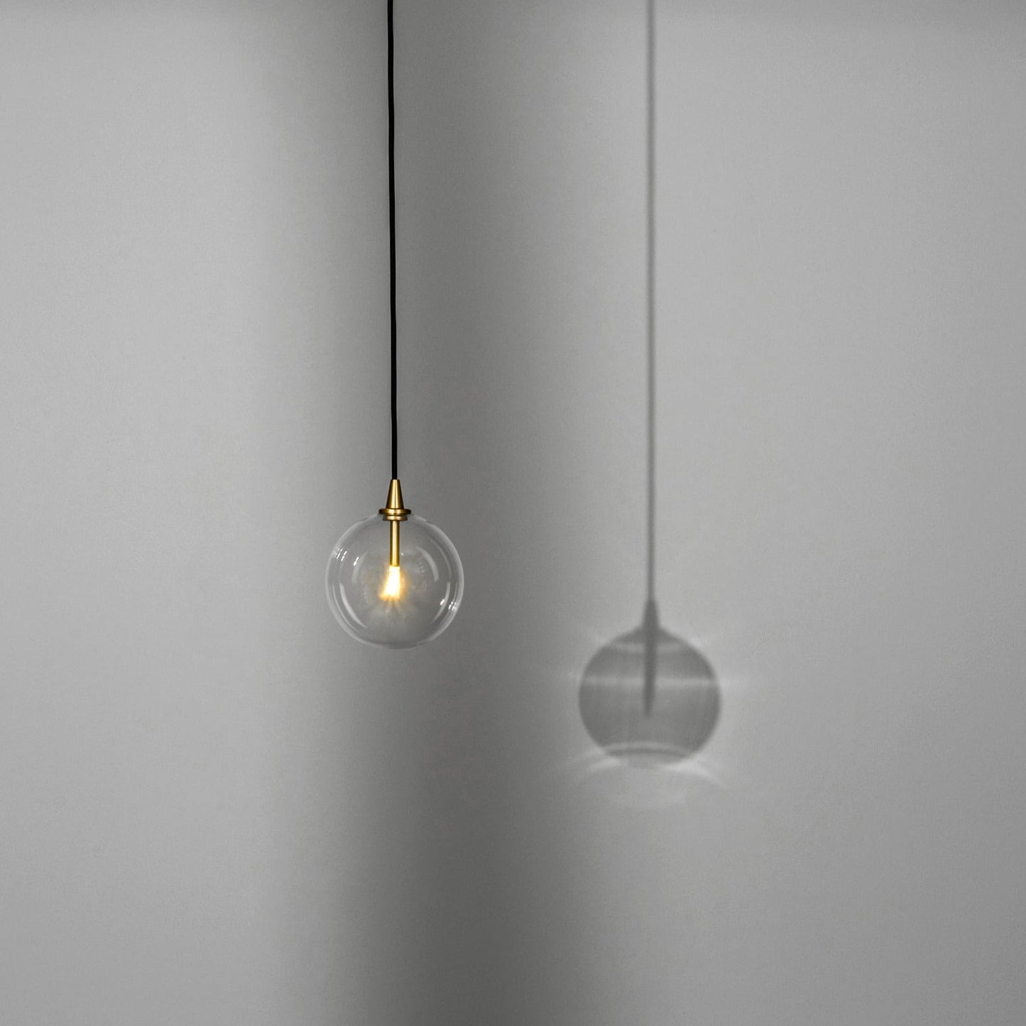 Suspension globe en verre Schwung