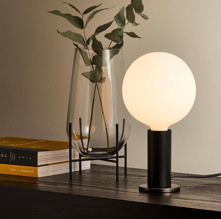 Lampe de table Tala Knuckle en chêne noirci