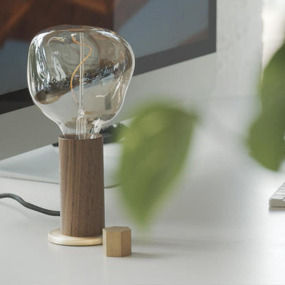 Lampe de table Tala Knuckle en noyer