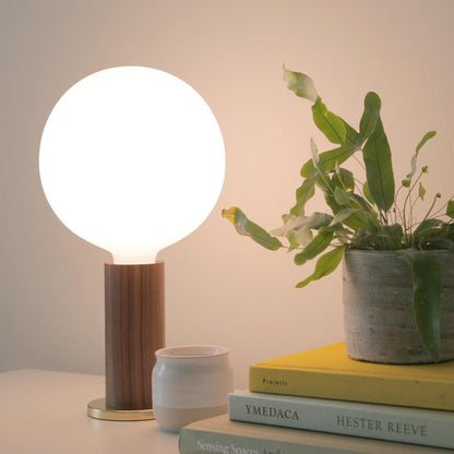 Lampe de table Tala Knuckle en noyer