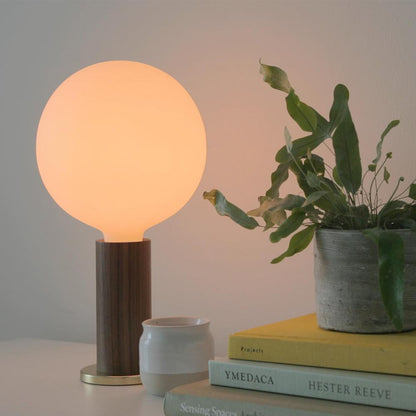 Lampe de table Tala Knuckle en noyer