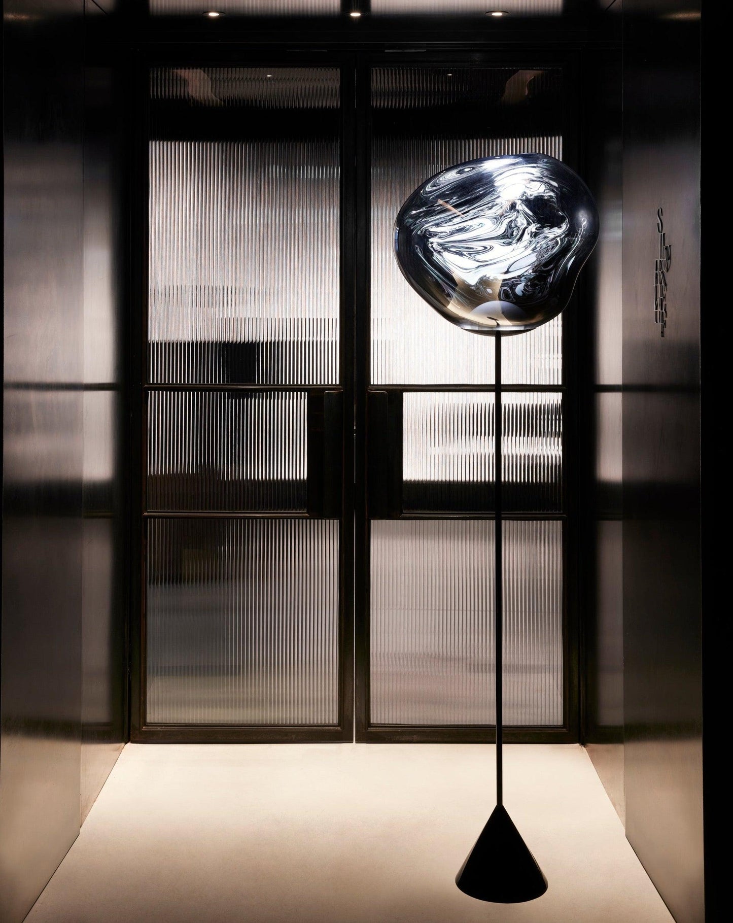 Lampadaire mince Melt Cone de Tom Dixon