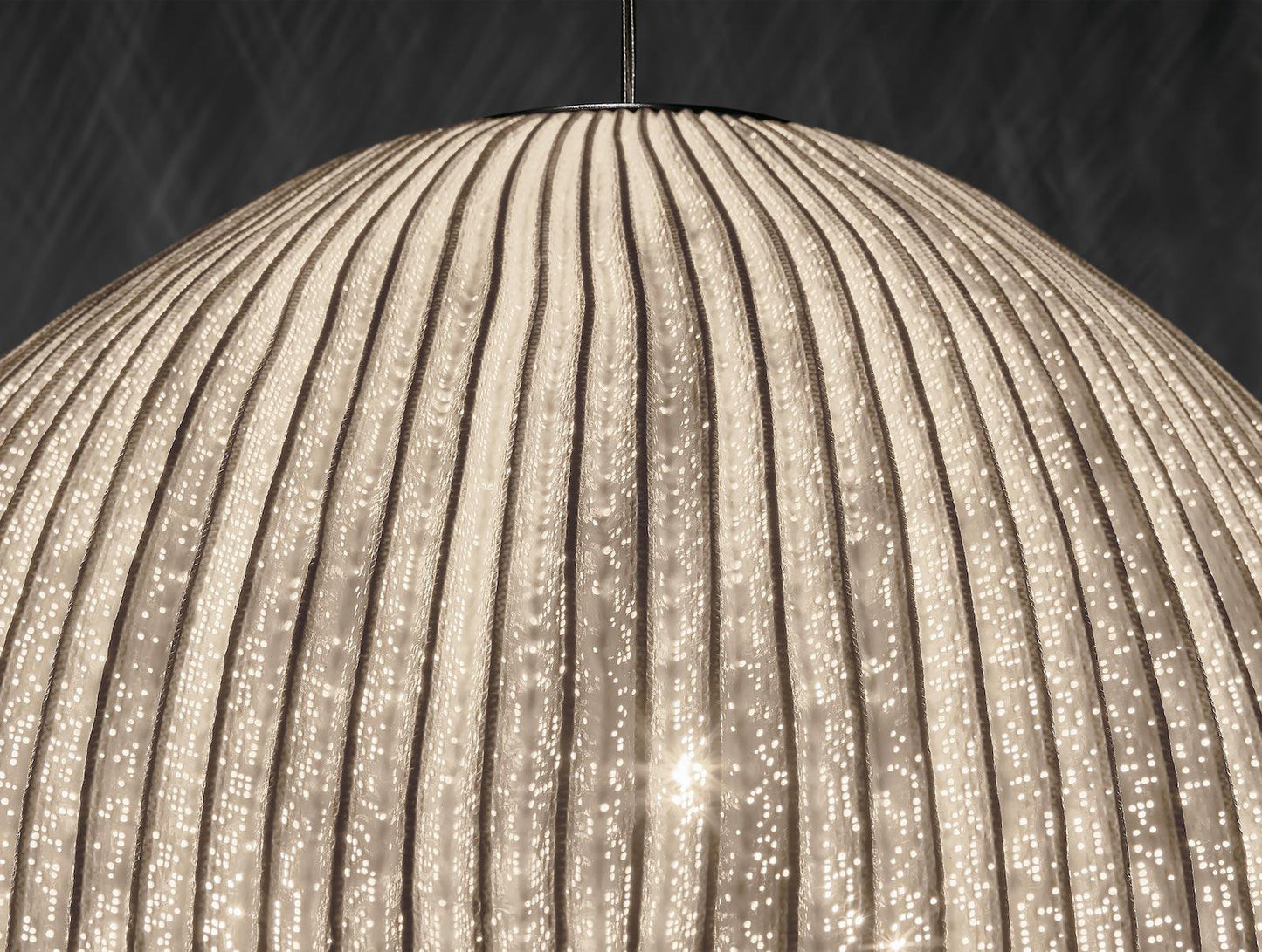 une lumière émotionnelle Onn Large Suspension Light